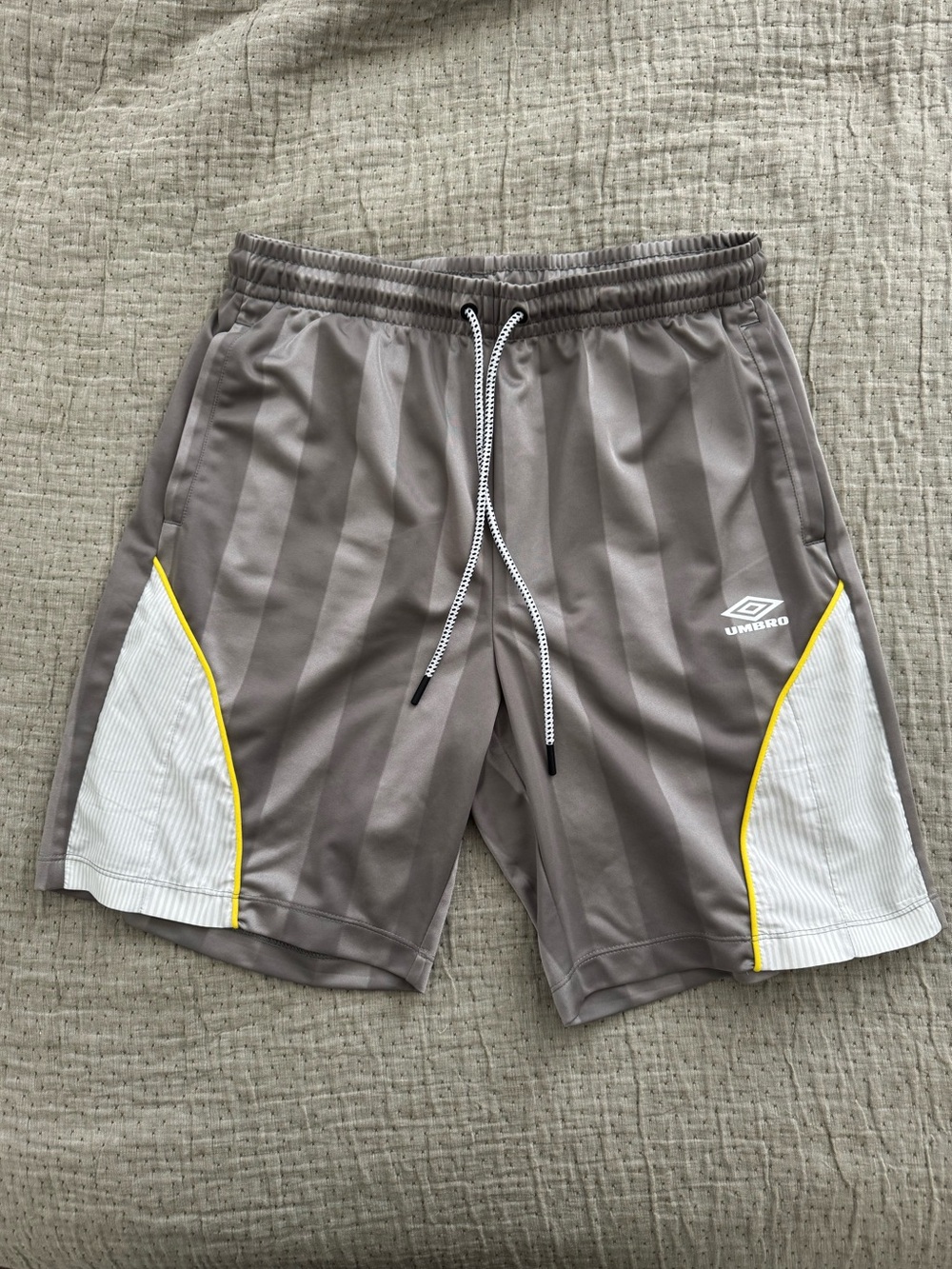 Umbro Relaxed Fit Panelled Athletic Shorts in Brushed Nickel / Blazing Yellow